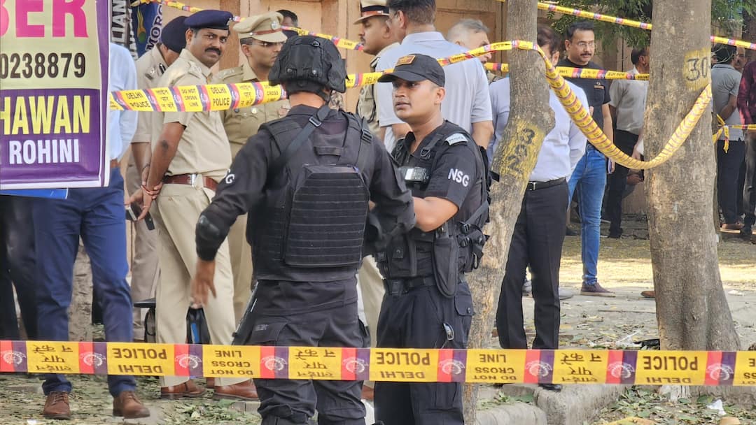 NSG found white powder in delhi rohini blast area forensic team took samples  दिवाली से पहले दिल्ली को दहलाने की आतंकी साजिश? ब्लास्ट से पहले मिला था इनपुट