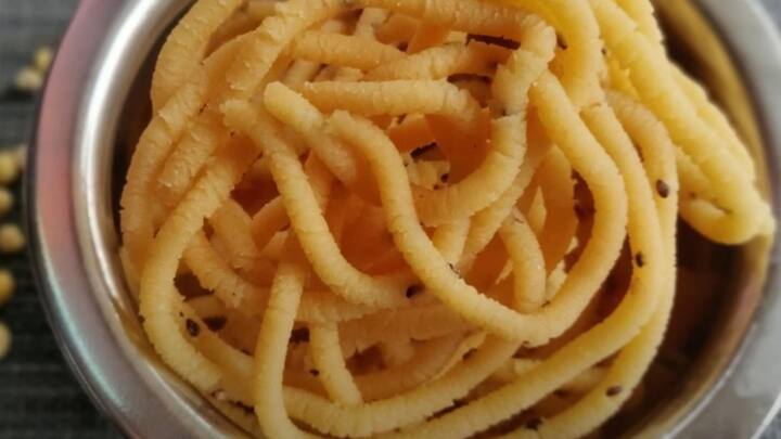 பொட்டுக் கடலையை வறுத்து, மிக்ஸியில் பொடியாக அரைத்து சலித்துக் கொள்ளவும்.