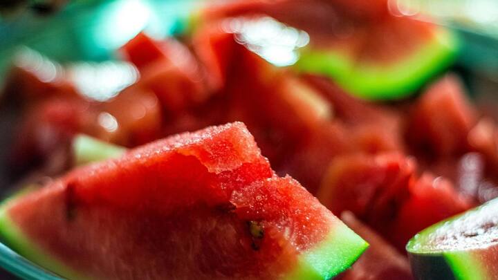 தர்பூசணியை அரைத்து,  அதில் சிறிது எலுமிச்சை பழச்சாறு சேர்த்து கலந்து அதனை முகத்தில் தடவி உலர வைத்து வெதுவெதுப்பான நீரில் கழுவிட வேண்டும். இதனால் சருமம் பொலிவோடு இருக்கும்.