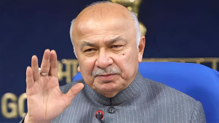 Former Home Minister Sushil Kumar Shinde statement bhagwa aatankwad bjp rss PM modi 'भगवा आतंकवाद' के बयान पर पूर्व गृह मंत्री सुशील कुमार शिंदे ने मानी गलती! बोले- 'मैंने वही कहा- जो पार्टी ने...'