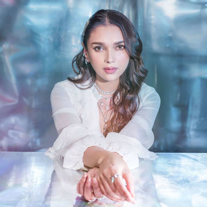 Aditi also opted finger rings and ear-studs for her overall accessory look.