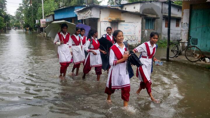 হাওয়া অফিস সূত্রে খবর, আগামী ২৪ ঘণ্টাতে বজ্রবিদ্যুৎ-সহ বৃষ্টিপাত কয়েকটি জেলায় বিক্ষিপ্তভাবে হওয়ার সম্ভাবনা রয়েছে। মূলত পূর্ব-পশ্চিম মেদিনীপুর, হাওড়া, কলকাতা, উত্তর-দক্ষিণ ২৪ পরগনা, এই জেলাগুলোতে বজ্রবিদ্যুৎ-সহ বৃষ্টিপাতের সম্ভাবনা, বাকি জেলাতেও এক-দু'জায়গায় হতে পারে।