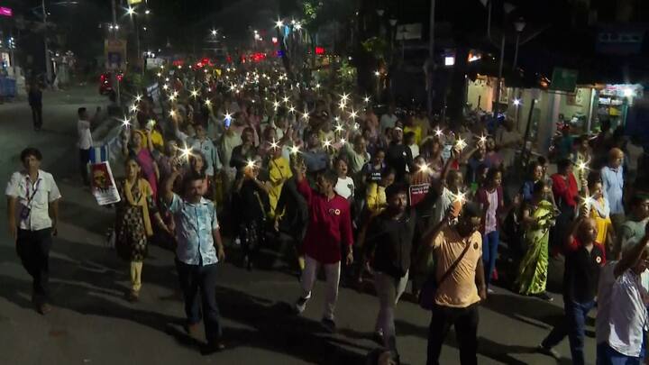 শুক্রবারই এই মিছিলে অংশ নেওয়ার জন্য নাগরিক সমাজ ও বিভিন্ন সংগঠনকে কোনও রাজনৈতিক পতাকা ছাড়া যোগ দেওয়ার আবেদন জানানো হয়েছিল জুনিয়র চিকিৎসকদের তরফে।