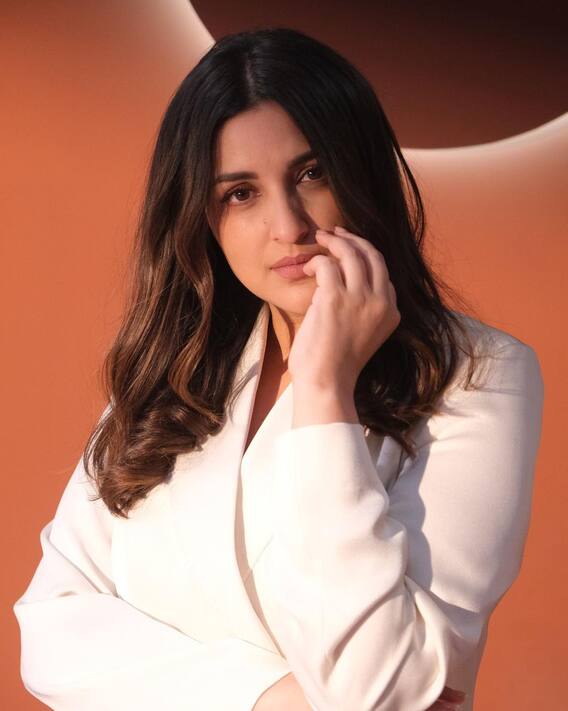 এত হিট ট্রিটমেন্ট, তারপরেও কীভাবে চুলের যত্ন নিয়ে ঝলমলে রাখেন পরিণীতি?