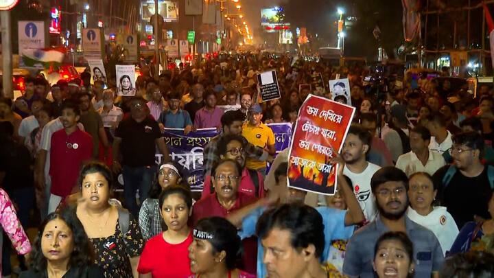 সোদপুর থেকে ধর্মতলা পর্যন্ত ২১ কিলোমিটার রাস্তায় আট ঘণ্টা ধরে পায়ে হেঁটে আসেন ন্যায় বিচার যাত্রায় যোগ দেওয়া সবাই।