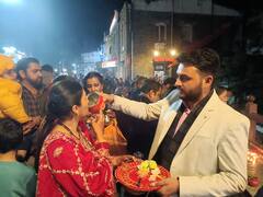 In Pics: शादीशुदा जोड़ों से गुलजार पहाड़ों की रानी, शिमला में महिलाओं ने चांद को जल देकर खोला व्रत