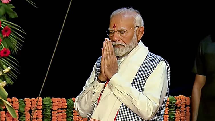 PM Narendra Modi Varanasi Visit lay foundation for 23 projects worth Rs 6611 CR Check Program Details वाराणसी दौरे पर PM मोदी करोड़ों रुपये की परियोजनाओं की देंगे सौगात, जानें मिनट-2-मिनट कार्यक्रम