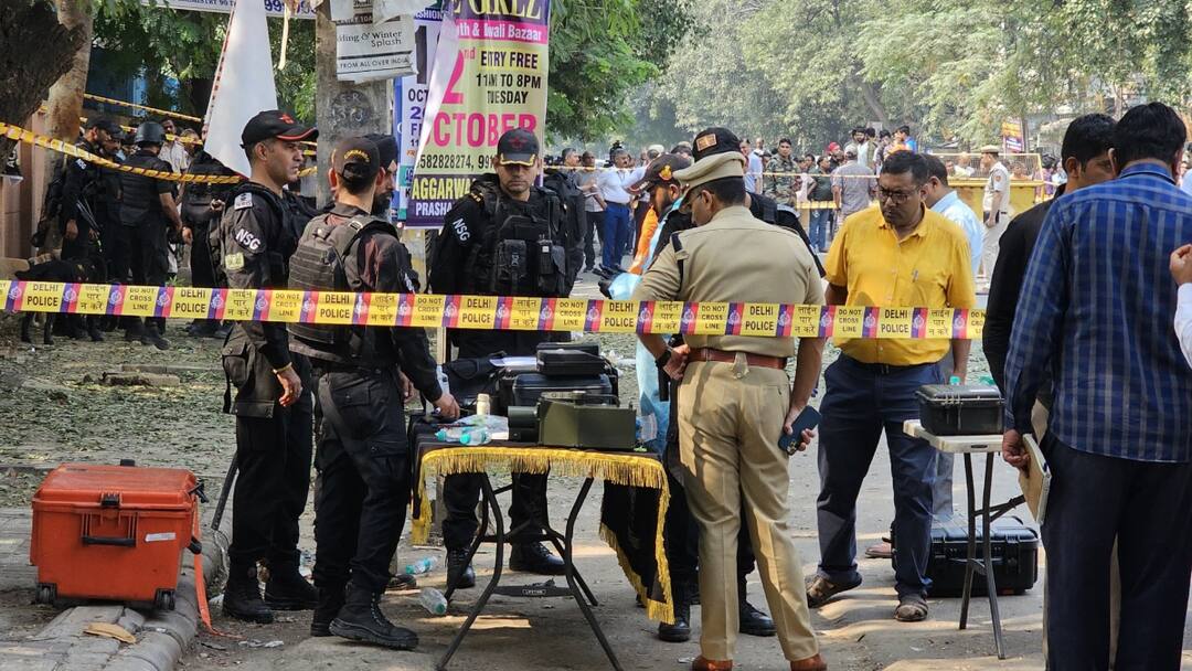 delhi rohini blast near crpf school prashant vihar NIA NSG team investigate terrorist attack angle top updates ann Delhi Blast: रोहिणी ब्लास्ट के बाद दिल्ली में हाई अलर्ट! आतंकी साजिश के एंगल पर चल रही जांच | जानें 10 बड़े अपडेट