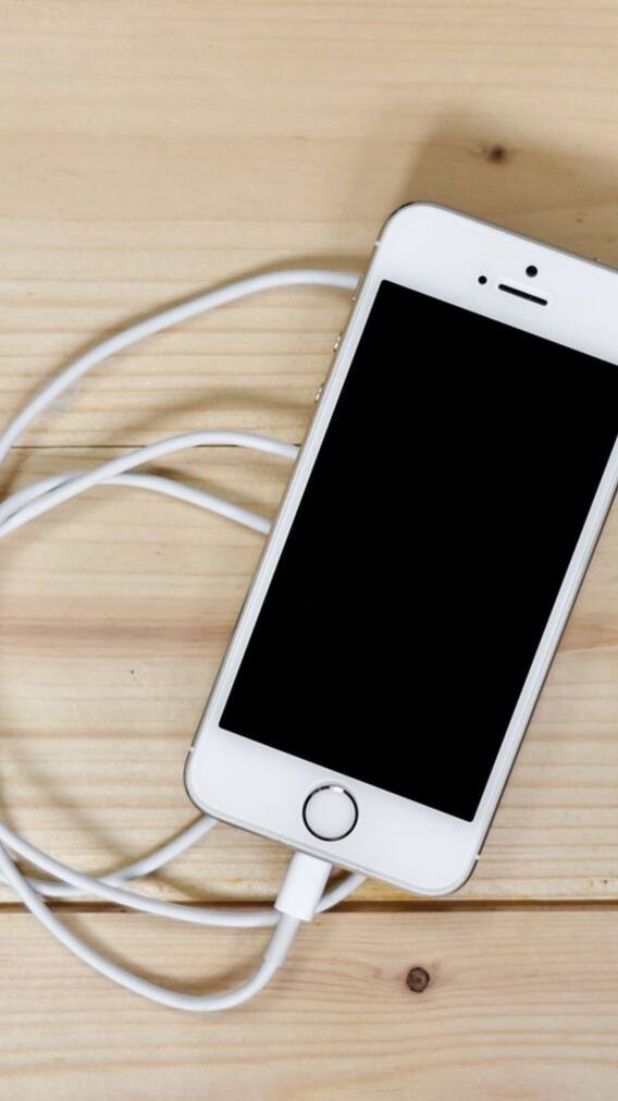 काला हो गया है Charger! मिनटों में हो जाएगा नए जैसा, जानें ट्रिक