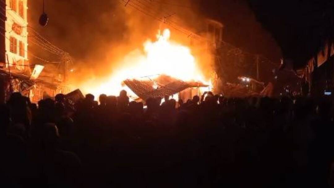 झारखंड: बासुकीनाथ धाम के मेन बाजार में लगी भीषण आग, कई दुकानें जलकर खाक Basukinath Fire Shops Destroyed Dumka District Famous Pilgrimage Site In Jharkhand ANN झारखंड: बासुकीनाथ धाम के मेन बाजार में लगी भीषण आग, कई दुकानें जलकर खाक