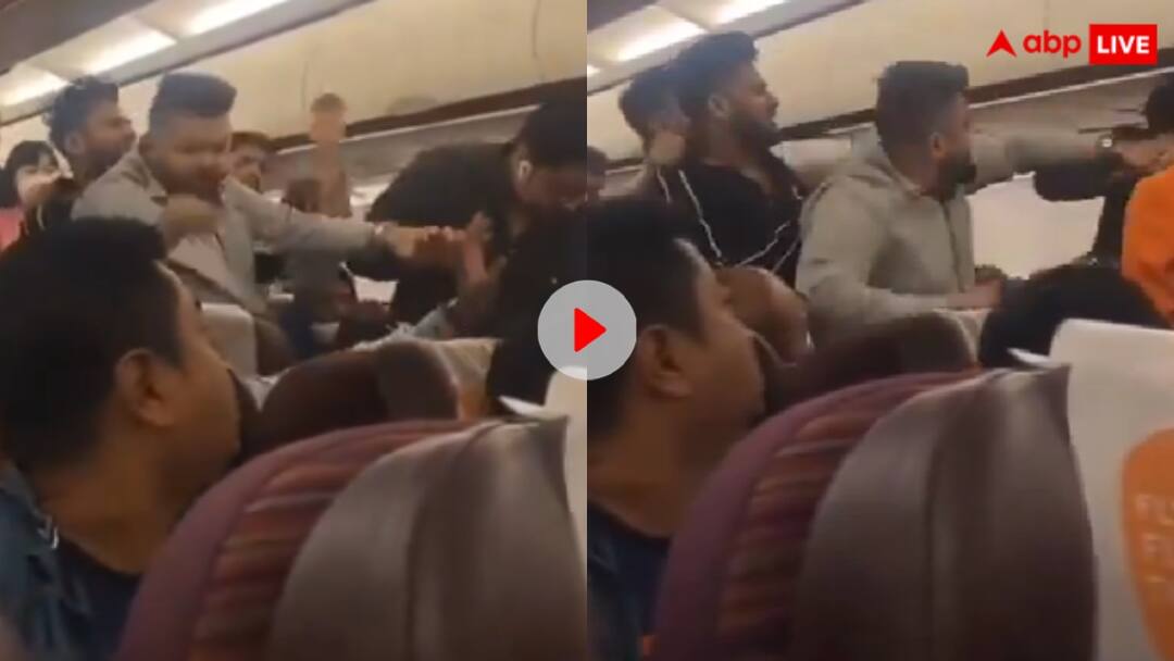 फ्लाइट में दे दना दन! सीट को लेकर प्लेन में हुआ विवाद, जमकर चले लात घूंसे, देखें वीडियो 4 people together beat up a passenger in a flight going to Mumbai video goes viral फ्लाइट में दे दना दन! सीट को लेकर प्लेन में हुआ विवाद, जमकर चले लात घूंसे, देखें वीडियो