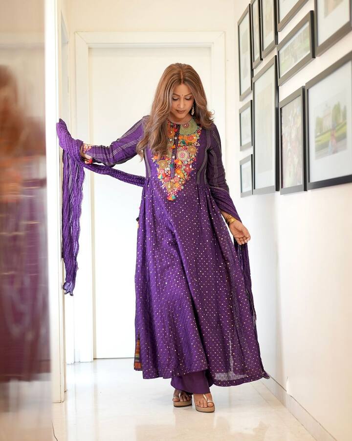 बता दें कि ब्रेस्ट कैंसर के इलाज के लिए एक्ट्रेस कीमोथैरेपी करा रही हैं. ऐसे में उन्होंने अपना सिर मुंडवा लिया था.