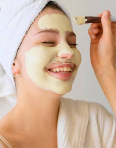 ਚਿਹਰੇ ਦੀ ਸਫ਼ਾਈ ਦਾ ਪਹਿਲਾ ਕਦਮ ਹੈ। ਇਸ ਲਈ ਜੇਕਰ ਤੁਸੀਂ ਮੁਲਤਾਨੀ ਮਿੱਟੀ ਨਾਲ ਫੇਸ਼ੀਅਲ ਕਰਨਾ ਚਾਹੁੰਦੇ ਹੋ ਤਾਂ ਪਹਿਲਾਂ ਚਿਹਰੇ ਨੂੰ ਸਾਫ਼ ਕਰੋ।