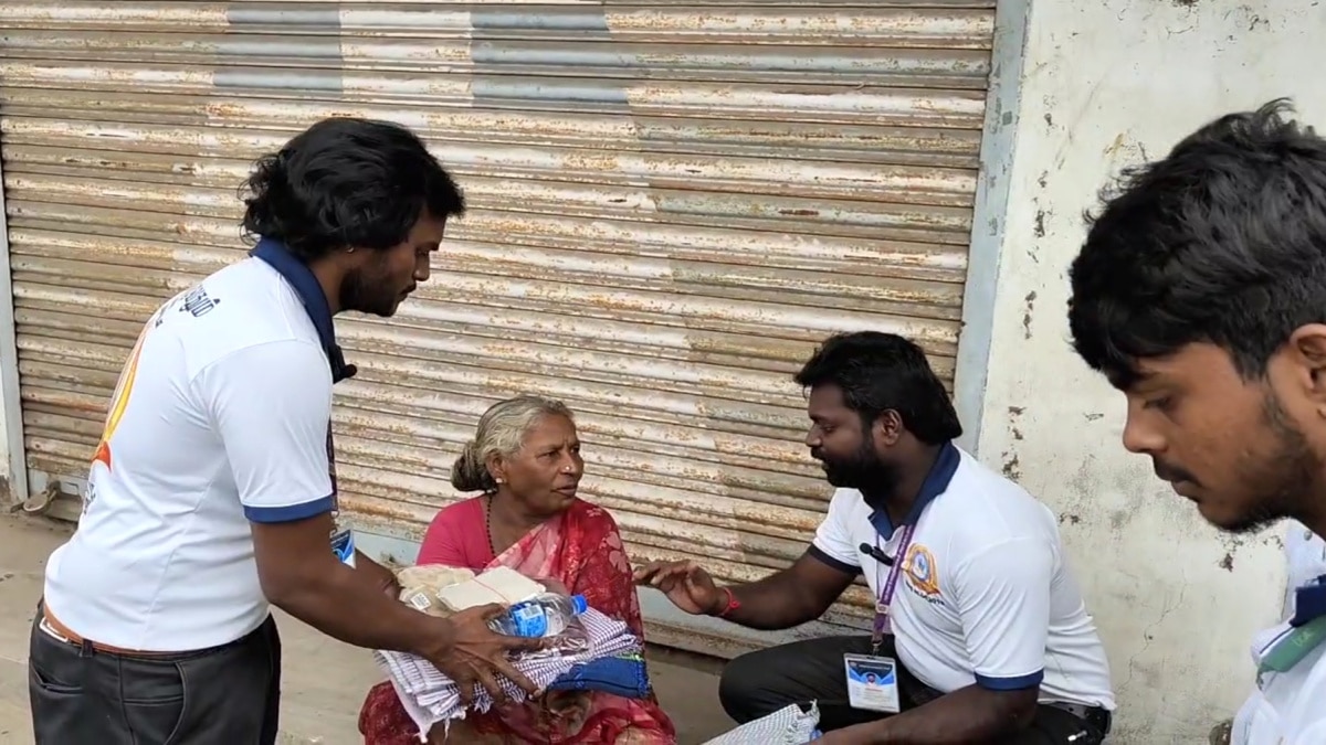 நீங்களும் தீபாவளி கொண்டாடுங்கள் - ஆயிரக்கணக்கான ஆதரவற்றோர்களுக்கு புத்தாடை பரிசளித்த சமூக ஆர்வலர்...!