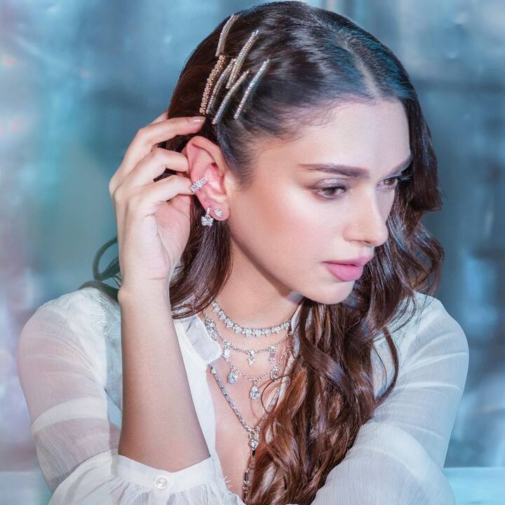 Aditu opted quite some accessory look with hair pinks and a couple of elegant chokers.