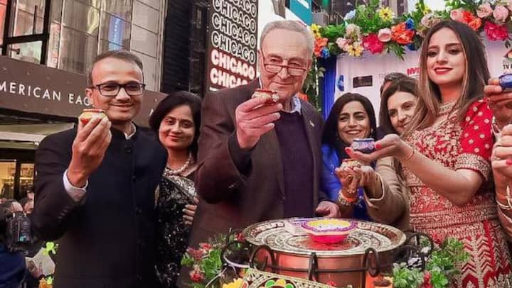 Diwali Celebration at Times Square: देश भर में दिवाली की तैयारी शुरू हो चुकी है. इस बीच दिवाली से कई दिन पहले अमेरिका के आइकॉनिक टाइम्स स्क्वायर पर दिवाली सेलिब्रेशन का अद्भुत नजारा देखने को मिला.