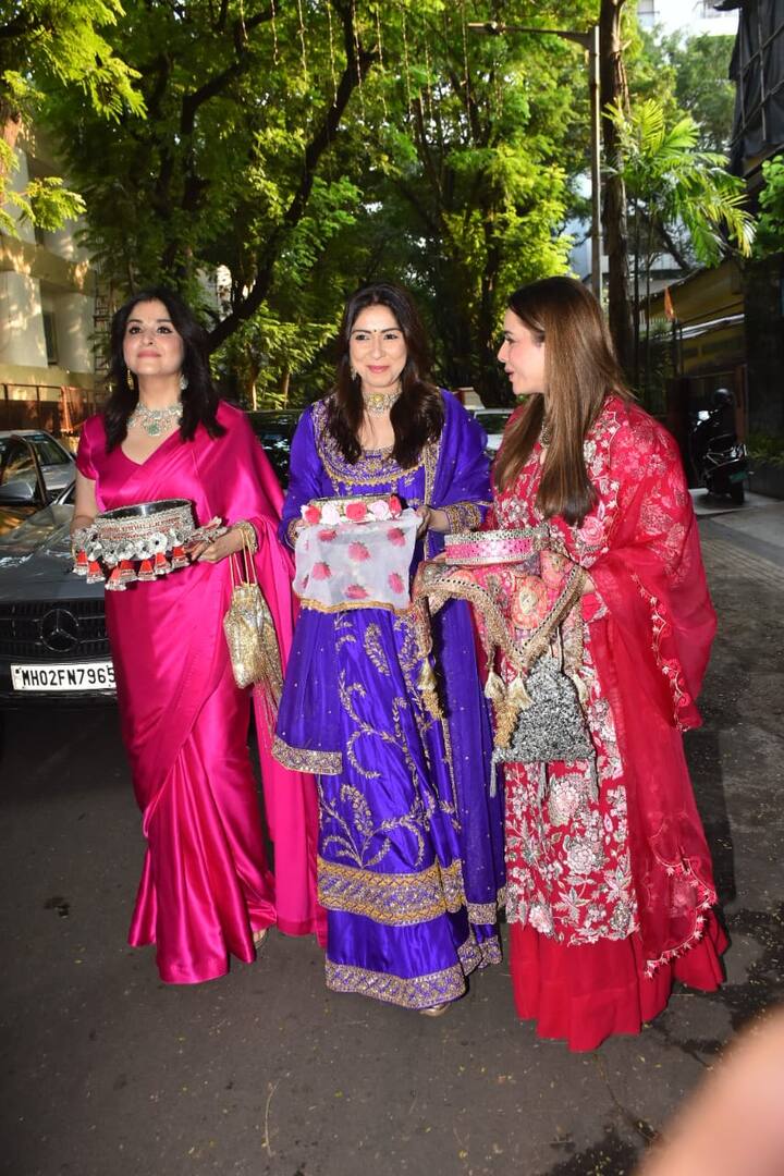 महीप कपूर, भावना पांडे और नीलम कोठारी अनिल कपूर के घर करवा चौथ की पूजा के लिए पहुंची हैं. यहां अनिल कपूर की वाइफ सुनीता कपूर पूरा इंतजाम हर साल करती हैं.