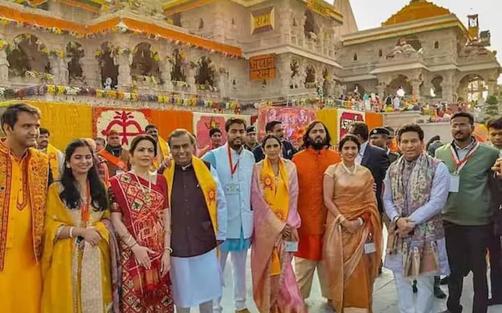 मुकेश अंबानी कई बार धार्मिक आयोजनों में देखे जाते हैं और राम मंदिर के उद्घाटन के समय पूरे परिवार सहित वहां मौजूद थे.