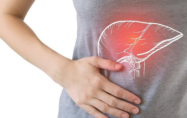 ખરાબ જીવનશૈલી અને બિનઆરોગ્યપ્રદ આહારની આદતોને કારણે મોટાભાગના લોકો માટે લીવર સંબંધિત સમસ્યાઓનું જોખમ વધી જાય છે અને તેથી તેનાથી સંબંધિત કોઈપણ લક્ષણોની અવગણના કરવી નુકસાનકારક હોઈ શકે છે. મહત્વનુ છે કે કેટલાક લોકો લીવર સંબંધિત રોગોના લક્ષણોને સામાન્ય રોગ માનીને તેને અવગણી શકે છે.