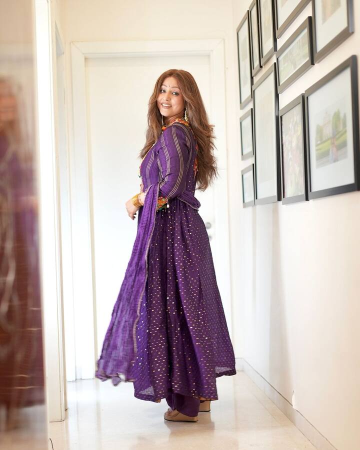 पर्पल कलर का सूट पहने हिना खान अपना ट्रेडिशनल लुक फ्लॉन्ट करती नजर आईं. इसे उन्होंने हैवी ईयररिंग्स के साथ पेयर किया था.