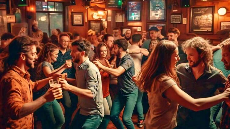 Hyderabad 40 Women Among 140 Arrested For 'Obscene Dance' At Pub In Posh Banjara Hills ஹைதராபாத் பப்பில் ஆபாச நடனம்: 40 பெண்கள் உட்பட 140 பேர் கைது; நடந்தது என்ன? 
