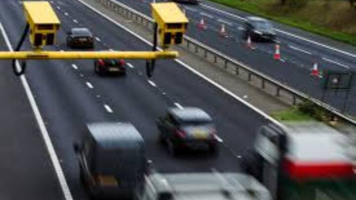 दिल्ली सरकार के वरिष्ठ अधिकारियों ने बताया कि इंटेलीजेंट ट्रैफिक मैनेजमेंट सिस्टम ट्रैफिक के बहुत से उल्लंघनों को रियल टाइम पर पता करेगा. जिसमें स्पीड वायलेशन, रेड लाइट जंप और गाड़ी चलाते वक्त फोन पर बात करने जैसे ट्रैफिक वायलेशन शामिल हैं.