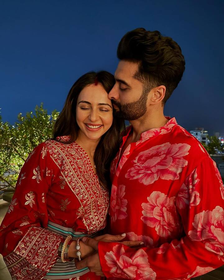 रकुल और जैकी ने इस खास दिन पर ट्विनिंग की. दोनों रेड आउटफिट में बहुत ही प्यारे लग रहे थे. फोटोज में रकुल की बैक पर बेल्ट बंधी हुई नजर आई.