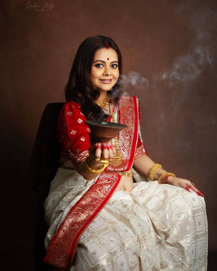 देवोलीना इन तस्वीरों में बंगाली लुक में नजर आई. उन्होंने व्हाइट और रेड साड़ी कैरी की है. जिसके साथ एक्ट्रेस ने टेंपल ज्वेलरी पहनी और माथे पर मैचिंग बिंदी भी लगाई.