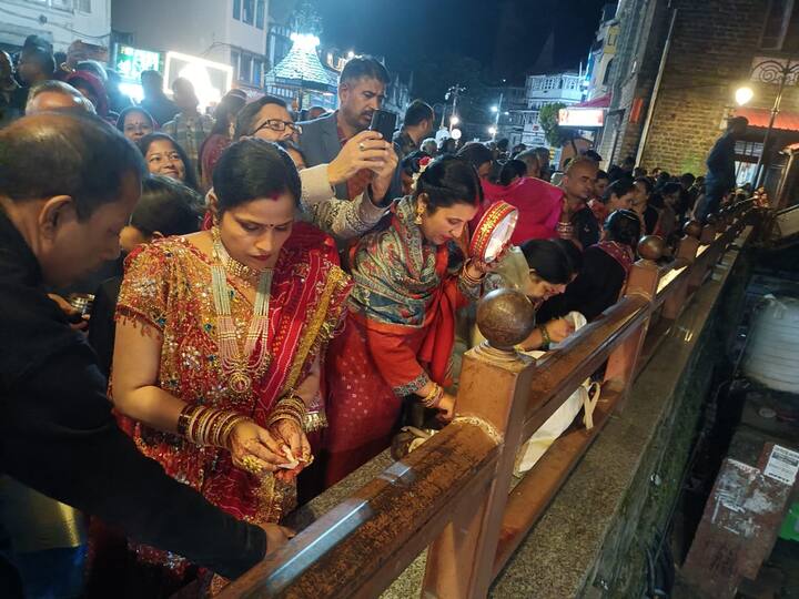 शिमला की महिलाओं के साथ ही यहां प्रदेश भर से आई महिलाओं ने भी अपना व्रत खोला. शिमला घूमने के लिए पहुंचे हुए पर्यटक भी यहां अपना व्रत खोलने के लिए पहुंचे हुए दिखाई दिए.