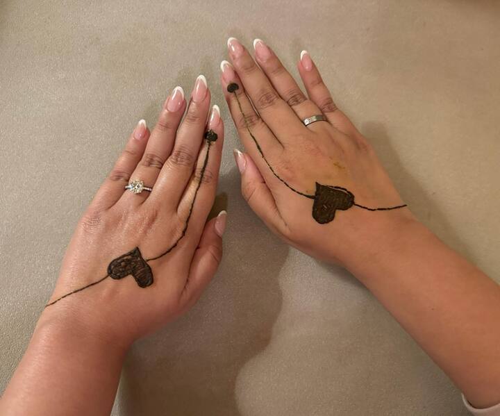 परिणीति ने सोशल मीडिया पर कई सारी फोटोज शेयर की हैं. मेहंदी से लेकर अपने लुक तक एक्ट्रेस ने फैंस के साथ करवा चौथ की सारी अपडेट्स शेयर की.