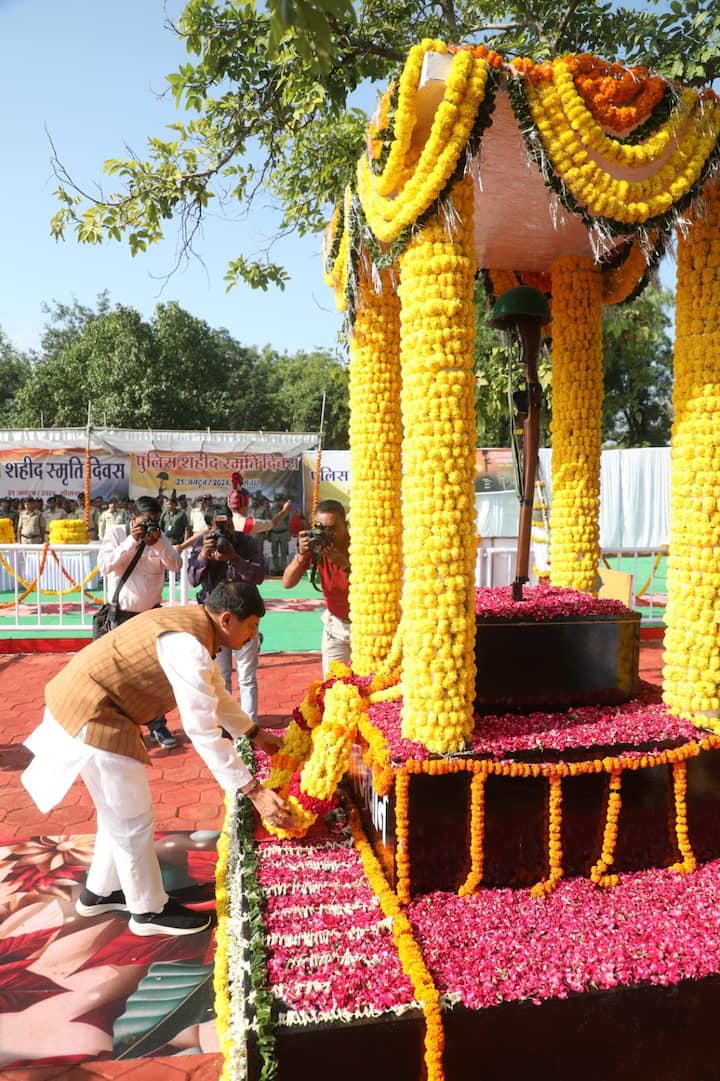 सेना में शहीद हुए स्वर्गीय बलराम जोशी के परिवार वालों को भी मुख्यमंत्री ने सम्मानित किया. उन्होंने भी सरकारी मदद को लेकर संतोष जताया.