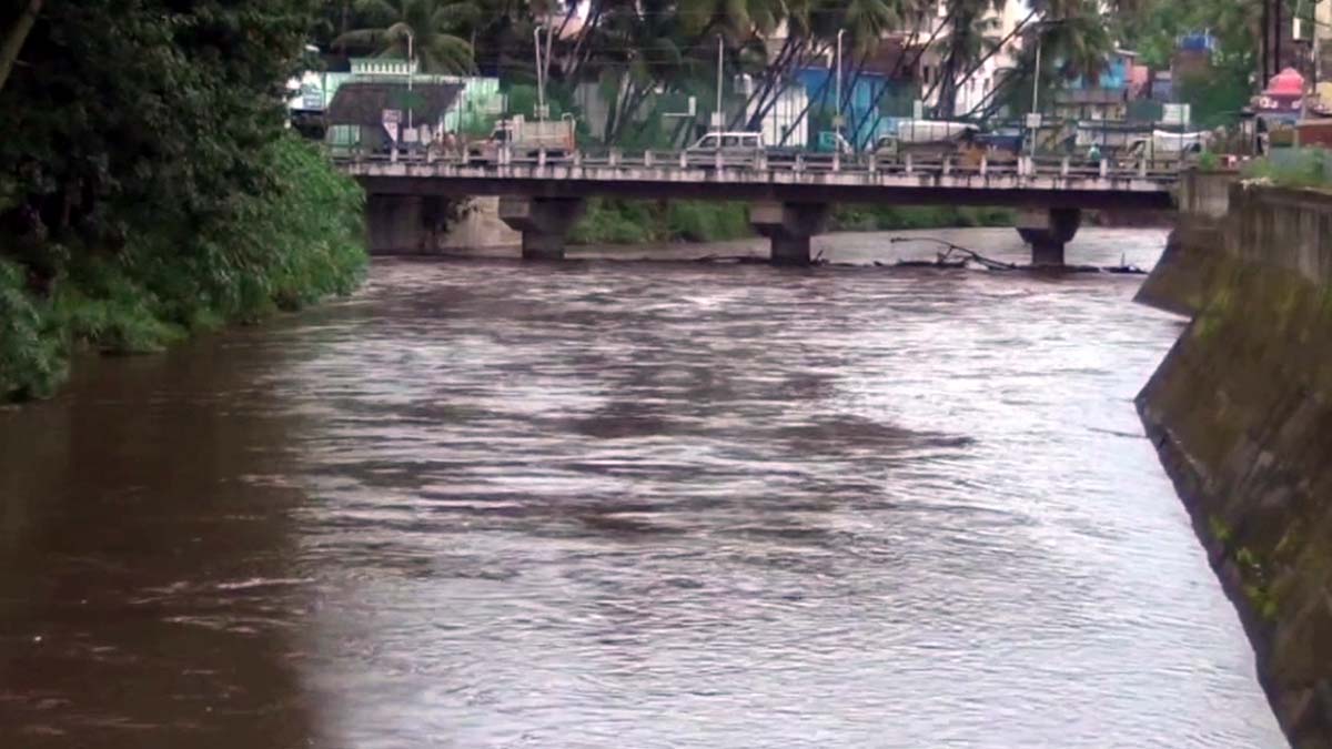 கொட்டும் பருவமழையால் தேனி மாவட்டத்தில் பல்வேறு இடங்களில் வெள்ளப்பெருக்கு