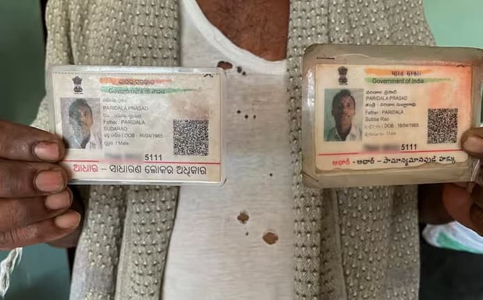 अगर आपके आधार कार्ड में कोई जानकारी गलत दर्ज हो गई है या आपको कोई जानकारी बदलनी है। तो इसके लिए आप इसे यूआईडीएआई की वेबसाइट से या आधार केंद्र पर जाकर अपडेट कर सकते हैं।