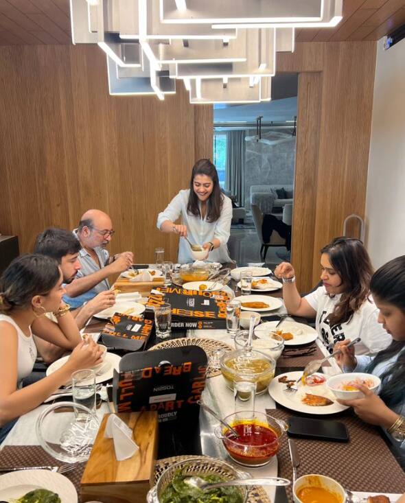 काजोल के घर का डाइनिंग एरिया भी काफी खूबसूरत है. यहां वुडन वॉल्स बना गई हैं और बड़ी सी डाइनिंग टेबल रखी गई है.