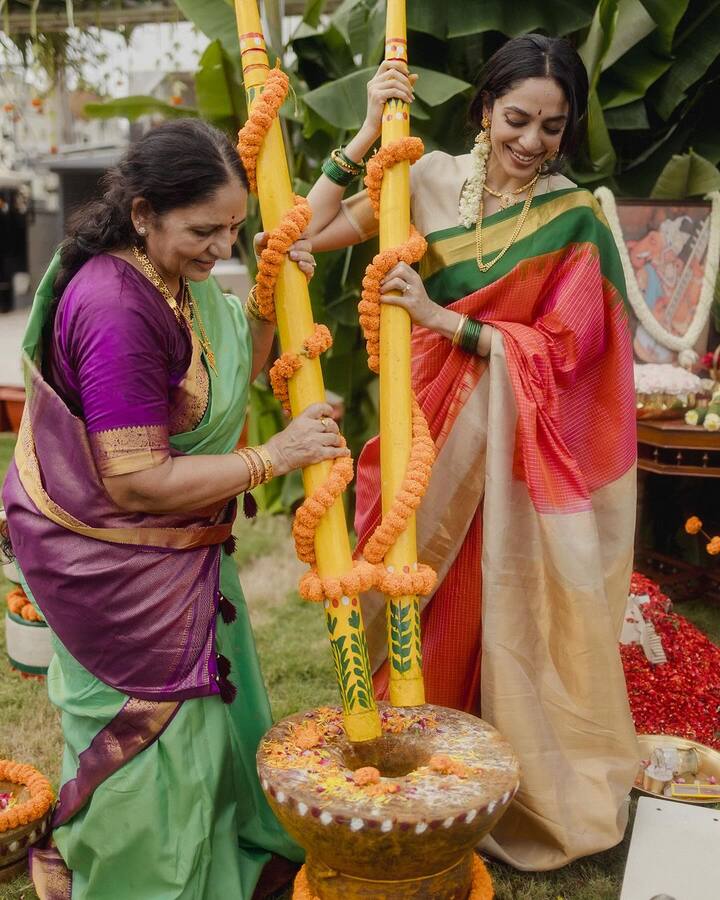 शोभिता धुलिपालाने नुकतेच तिच्या इंस्टाग्राम अकाउंटवर काही फोटो शेअर केले आहेत. यामध्ये अभिनेत्री तिच्या लग्नाचे विधी करताना दिसली.
