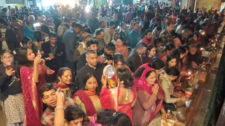 शिमला के रिज मैदान और माल रोड पर इसी तरह हर साल करवा चौथ के मौके पर विवाहित जोड़ों की भारी भीड़ देखी जाती है. चंद्रोदय से पहले यहां विवाहित जोड़ों की भारी भीड़ लग जाती है. ऐसे में यहां माहौल रौनक भरा होता है.