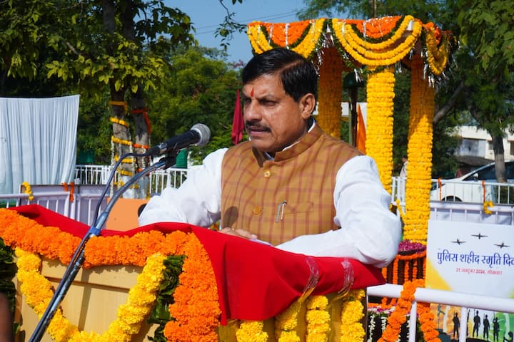 मुख्यमंत्री डॉ मोहन यादव ने शहीद हुए पुलिसकर्मियों के परिवारवालों को शॉल और श्रीफल देकर सम्मानित किया. पूर्व मुख्यमंत्री शिवराज सिंह चौहान के काफिले में ड्यूटी के दौरान शहीद हुए पुलिसकर्मी लाल बहादुर सिंह की पत्नी रंजना सिंह ने कहा कि सरकार की ओर से अभी तक मदद मिल रही है.