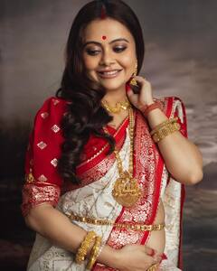 टेंपल ज्वेलेरी...माथे पर बिंदी, देवोलीना भट्टाचार्जी ने बंगाली लुक में फ्लॉन्ट किया बेबी बंप, फेस पर दिखा प्रेग्नेंसी ग्लो
