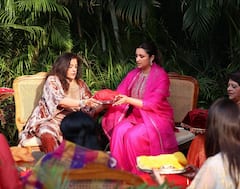 करवा चौथ पर पति राघव ने खींचे Parineeti Chopra के बाल, सिंदूर किया ठीक, हाथ थामे ऐसे बिताए रोमांटिक पल