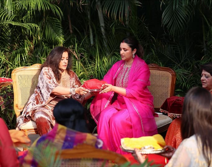 परिणीति ने अपनी सास और मां के साथ मिलकर पूरे रीति-रिवाज से करवा चौथ सेलिब्रेट किया. इस करवा चौथ परिणीति ने पिंक कलर का सूट पहना.