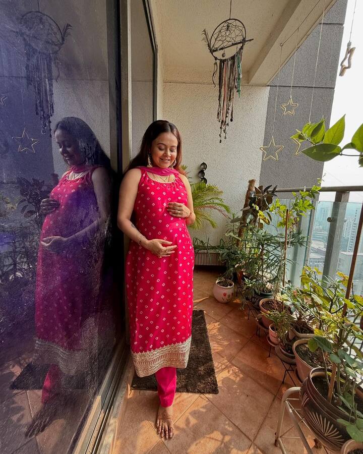 वहीं इससे पहले एक्ट्रेस ने अपने करवाचौथ लुक की तस्वीरें शेयर की थी. जिसमें एक्ट्रेस ने पिंक कलर का सूट पहना था.