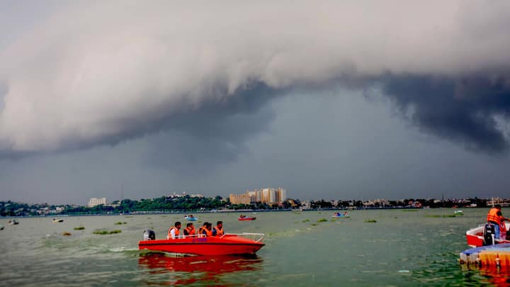 আজই বঙ্গোপসাগরে নিম্নচাপ তৈরির আশঙ্কা রয়েছে। এই নিম্নচাপের অভিমুখ প্রাথমিকভাবে ওড়িশা-বাংলা উপকূলের দিকে।