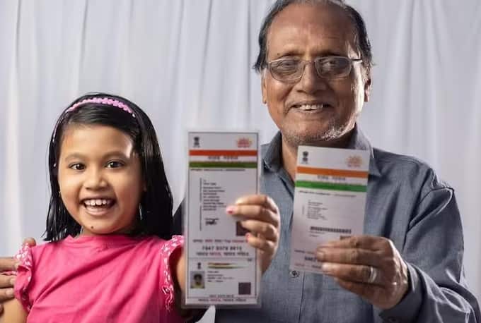 इन सभी दस्तावेजों में सबसे ज्यादा इस्तेमाल किया जाने वाला दस्तावेज आधार कार्ड है। भारत की लगभग 90 प्रतिशत आबादी के पास आधार कार्ड है। इस संबंध में यह भारत का सबसे अधिक उपयोग किया जाने वाला दस्तावेज़ है।