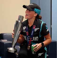 T20 WC:  સાઉથ આફ્રિકાને હરાવીને વિશ્વ વિજેતા બન્યું ન્યૂઝીલેન્ડ, જુઓ ટીમની ઉજવણીની તસવીરો