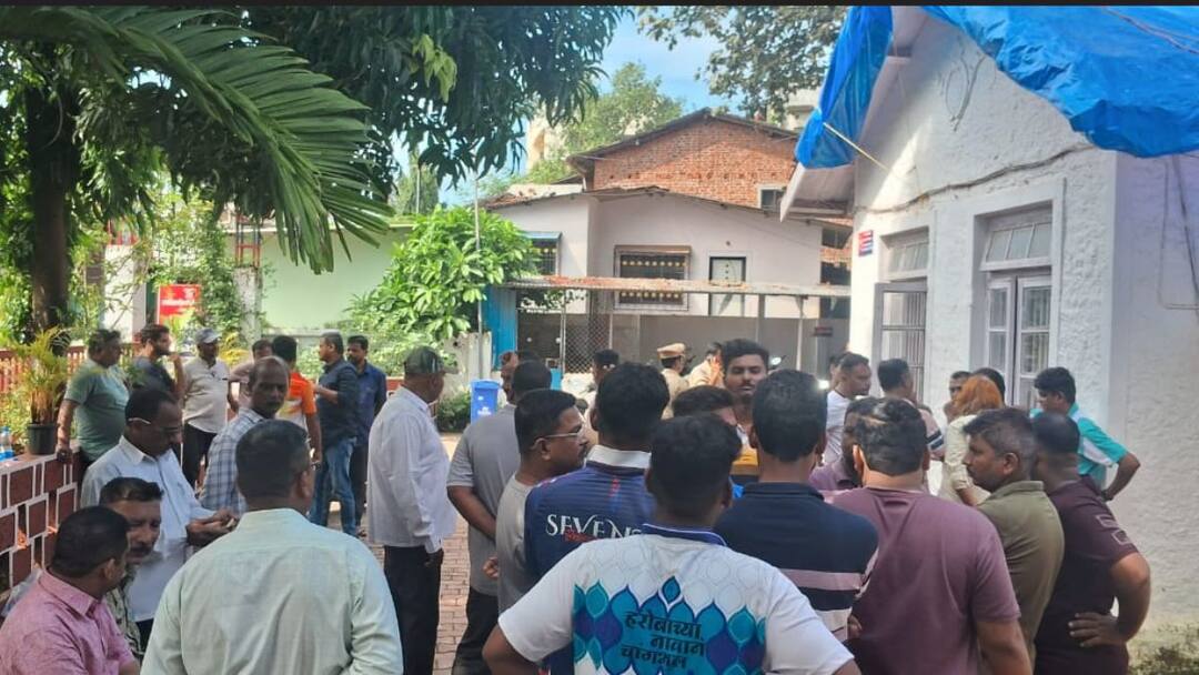 हरिहरेश्वरमध्ये पिंपरीच्या मद्यधुंद पर्यटकांना रुम नाकारली; कडाक्याचं भांडण, हॉटेल मालकाच्या बहिणीला कारखाली चिरडलं Harihareshwar drunk tourists from Pimpri denied a room got angry hotel owner sister crushed under car हरिहरेश्वरमध्ये पिंपरीच्या मद्यधुंद पर्यटकांना रुम नाकारली; कडाक्याचं भांडण, हॉटेल मालकाच्या बहिणीला कारखाली चिरडलं