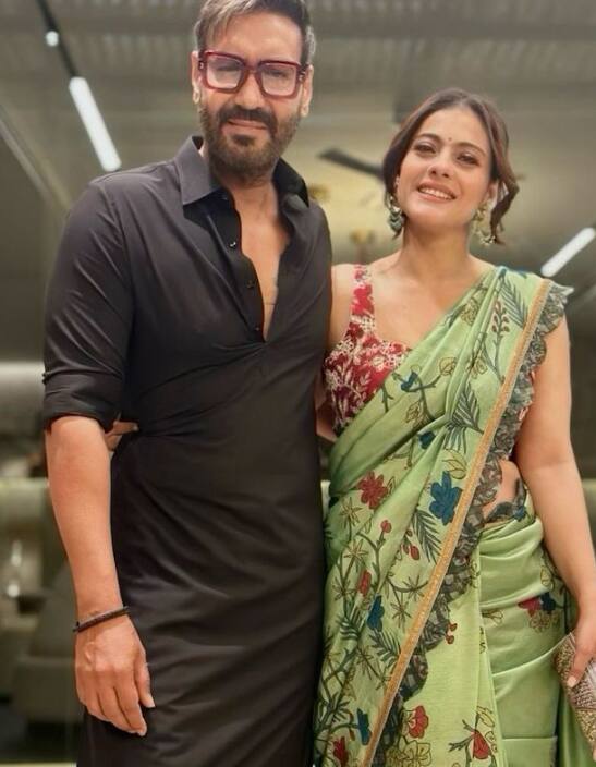 काजोल के घर के लिविंग रूम में बड़े-बड़े सोफा सेट सजाए गए हैं. यहां एक साथ कई गेस्ट की गेदरिंग हो सकती है.