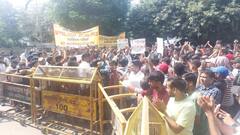 नॉर्मलाइजेशन के विरोध में सड़कों पर उतरे PCS के अभ्यर्थी, कई घंटे तक आयोग के दफ्तर का घेराव