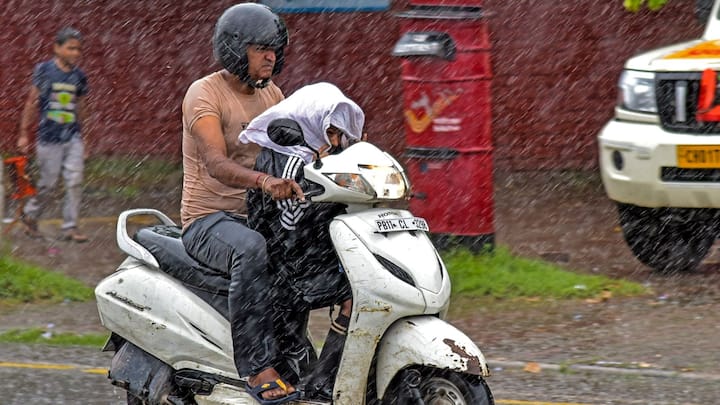 মূলত ২৩ অক্টোবর থেকে ২৫ অক্টোবার অবধি রয়েছে হলুদ, কমলা ও লাল সতর্কতা। মঙ্গল ও বুধবার সমুদ্র উত্তাল থাকবে। ঝোড়ো হাওয়া বইতে পারে। মৎস্যজীবীদের সমুদ্রে যেতে নিষেধ করা হয়েছে। 