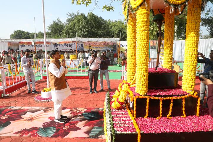 उन्होंने कहा कि कोरोना काल में भी सड़कों पर जान की बाजी लगाकर खाकी वर्दी तैनात रही है. मुख्यमंत्री डॉ.मोहन यादव सोमवार सुबह पुलिस स्मृति दिवस के अवसर पर पुलिस लाइन उज्जैन में आयोजित पुलिस स्मृति दिवस परेड कार्यक्रम में मुख्य अतिथि के रूप में शामिल हुए.
