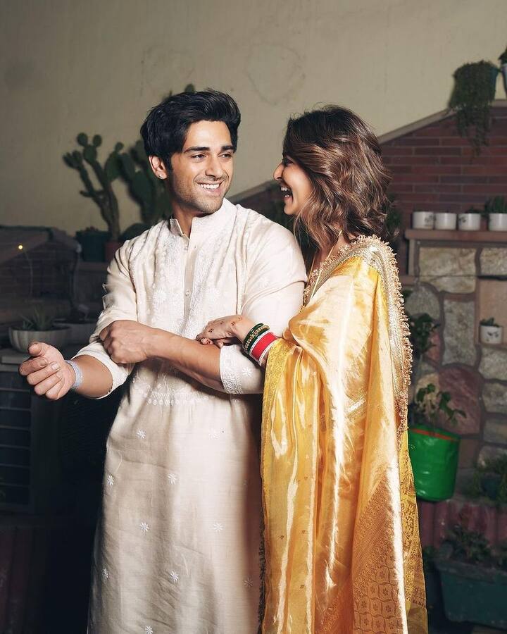 कृति ने फोटोज शेयर करते हुए लिखा-हम , शादी के पहले साल में हर त्यौहार का पहला दिन मनाना हर परिवार में एक परंपरा रही है, जहाँ तक मुझे याद है. करवाचौथ उनमें से एक है. हर करवाचौथ पर, मैं अपनी मां के पीछे बैठती, उन्हें आरती करते हुए देखती, चंदा मामा को देखती और फिर चन्नी के उस पार से पापा को देखती, सजती और मेहंदी लगाती. मैं सरगी के लिए भी उठती. मुझे यह सब बहुत अच्छा लगता था! यह सब करते हुए मैं खुद से सोचती, मुझे यह चाहिए, मेरे लिए. तो आज, मैंने अपनी बकेट लिस्ट से एक और चीज़ हटा दी. 10 साल की मैं शर्माते हुए और ब्लश करते हुए. वह दिखने में भी अच्छा है, अब यही सबसे बढ़िया है!
